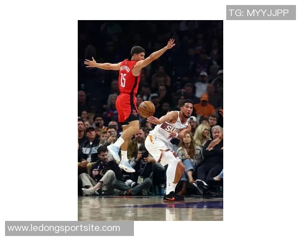 狄龙表现抢眼18投7中砍下18分布克出手数的两倍展现实力