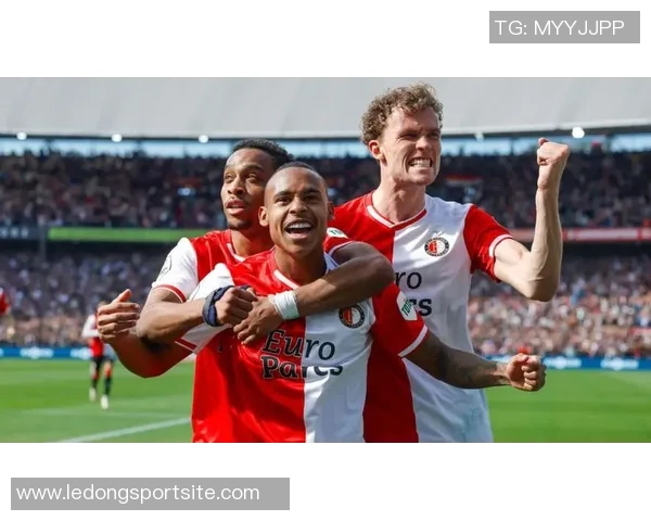 德天空报道拜仁追逐费耶诺德19岁右后卫吉瓦罗雷德英超多队同样关注